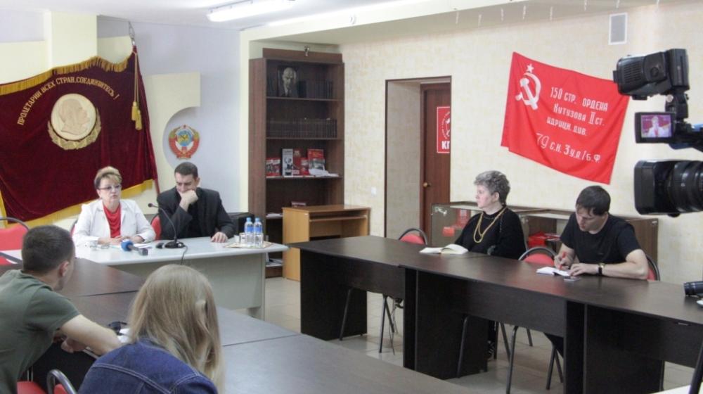Лидеры саратовских коммунистов Ольга Алимова и Александр Анидалов провели пресс-конференцию
