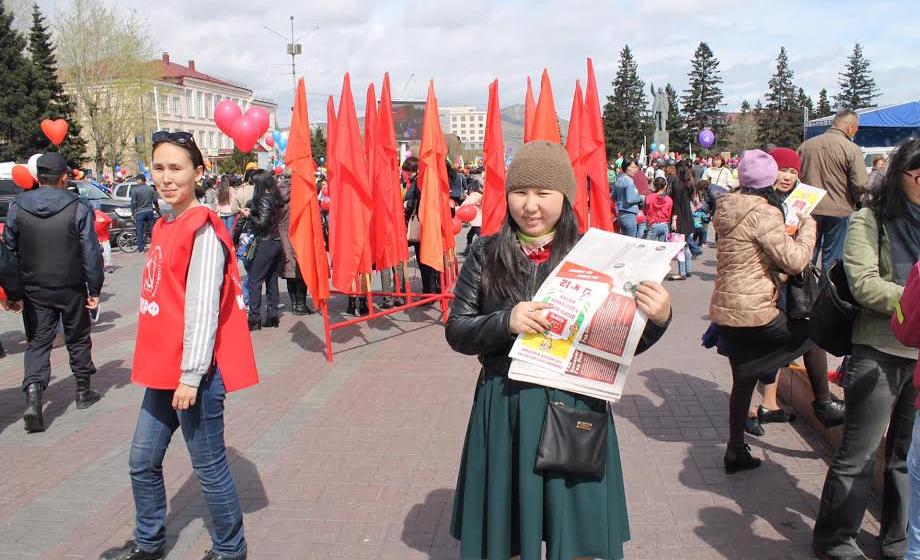 Тувинские коммунисты приняли участие в праздничном шествии, посвященному Первомаю