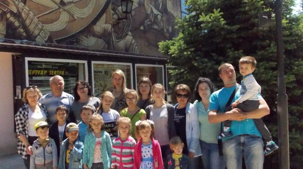Волгоградская область. Город Волжский. Коммунисты и активисты женского движения организовали поход дошкольников в театр