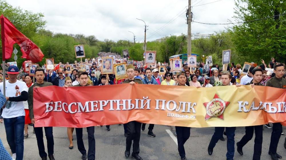 Коммунисты Калмыкии возложили цветы к Вечному огню