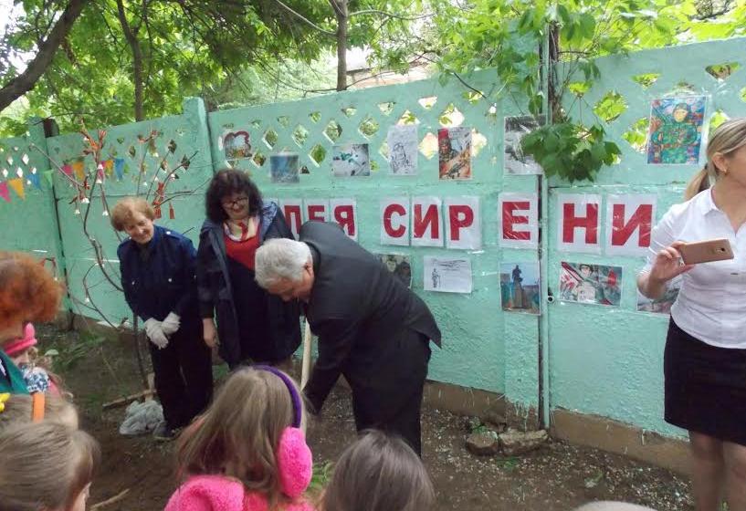 Волгоградская область. Активисты Волжского отделения организации "Дети войны" провели акцию по высадке сирени на территории детского сада