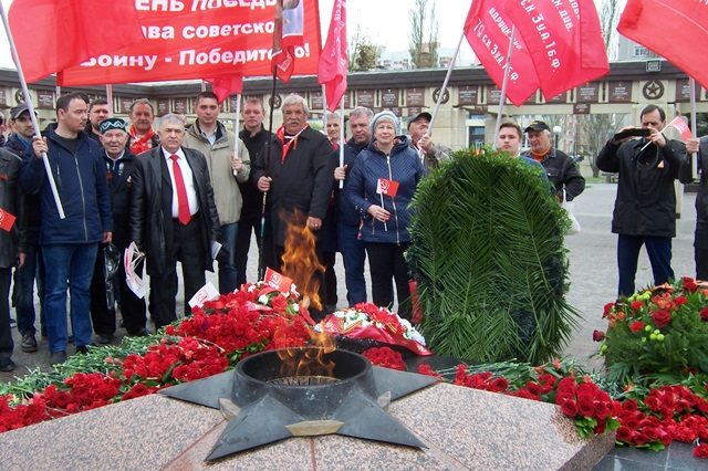 Казанские коммунисты возложили венок и цветы к Вечному огню