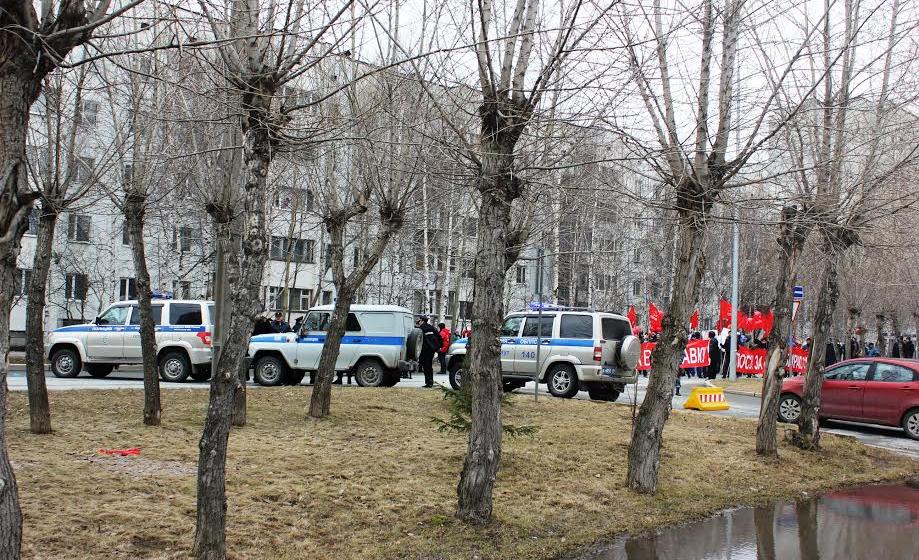 Полиция заблокировала первомайскую колонну КПРФ в Сургуте