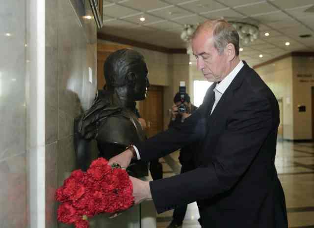 Губернатор-коммунист Сергей Левченко возложил цветы к бюсту дважды героя Советского Союза Николая Челнокова в Москве