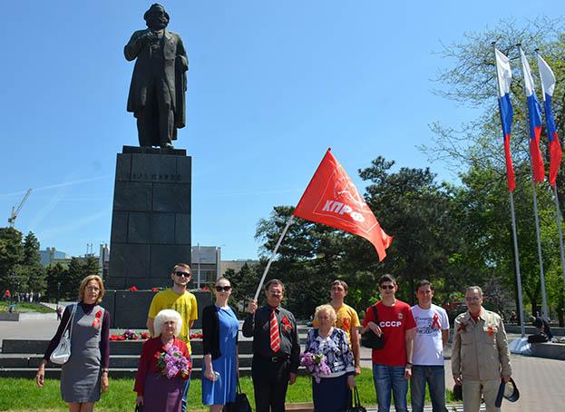 Ростовские коммунисты возложили цветы к памятнику Карлу Марксу в день его рождения
