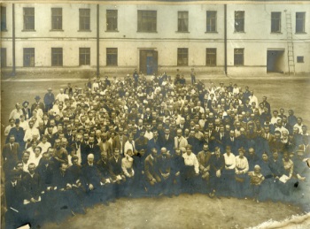 Проект KPRF.RU "Хроника революции". 28 мая 1917 года: Бюро Исполкома Петроградского Совета обсудило захват анархистами дачи Дурново, В Москве состоялся Всероссийский Съезд деятелей средних школ