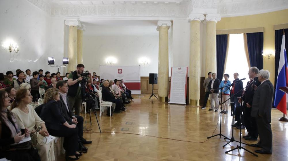 Андрей Клычков открыл выставку китайской художницы Ван Сюлин в Мосгордуме