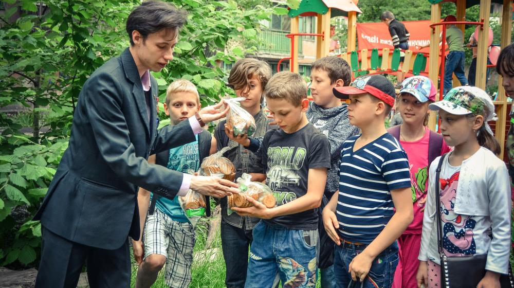 Марьяна Наумова передала подарки детям Донбасса