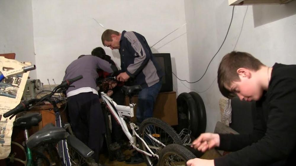 Омский депутат-коммунист помог детям открыть технический клуб