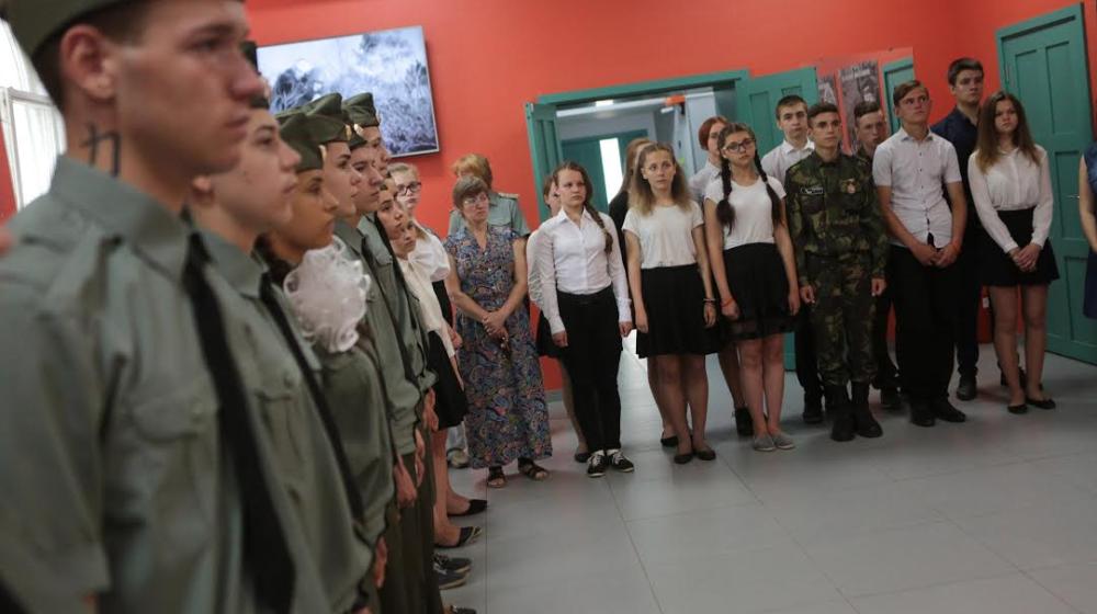 Новосибирск. Анатолий Локоть передал семье пропавшего без вести красноармейца солдатский смертный медальон