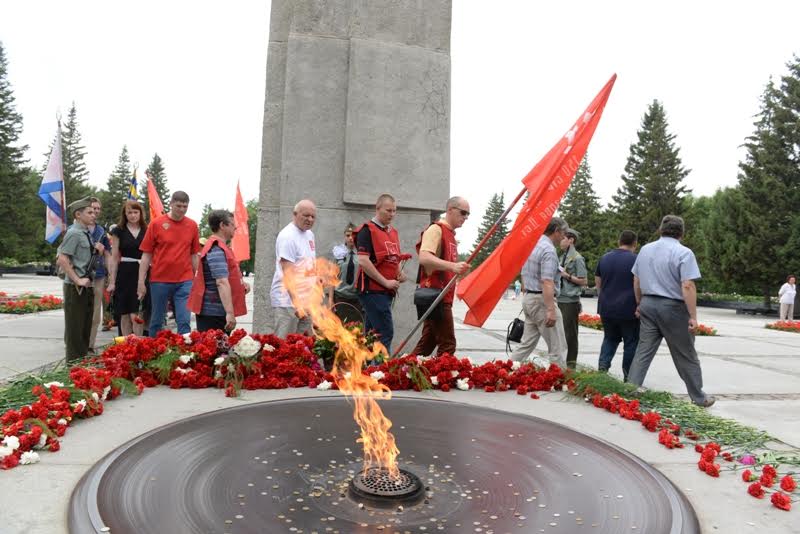 Новосибирск. Автопробег КПРФ финишировал на Монументе Славы
