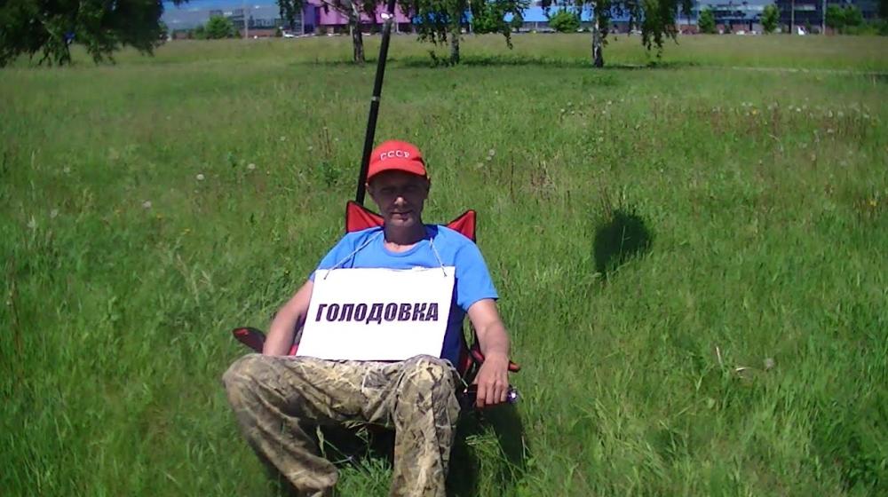 Самарская область, г.Тольятти. Второй день у здания ВАЗа голодает лидер независимого профсоюза «МОЛОТ»