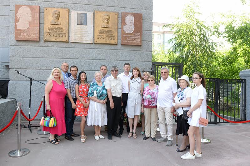 В Новосибирске открылась доска памяти легендарного партийного руководителя Александра Филатова