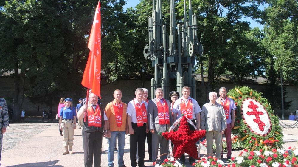 Псков. В день освобождения города от немецко-фашистских захватчиков коммунисты приняли участие в городском митинге