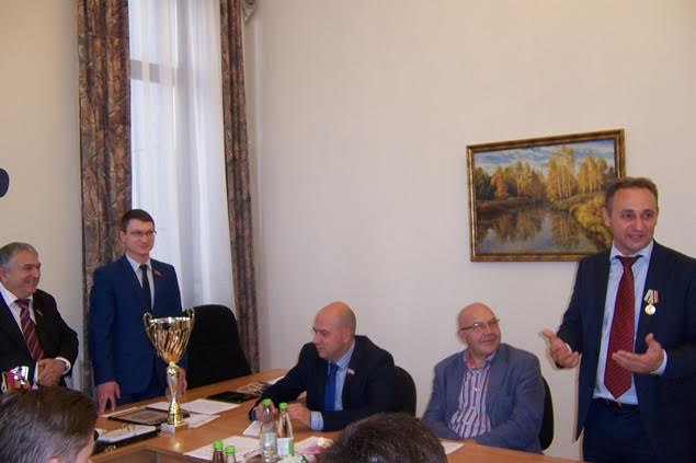 Казань. Руководитель фракции КПРФ в Госсовете РТ Хафиз Миргалимов вручил награды команде футболистов «КПРФ-Казань»