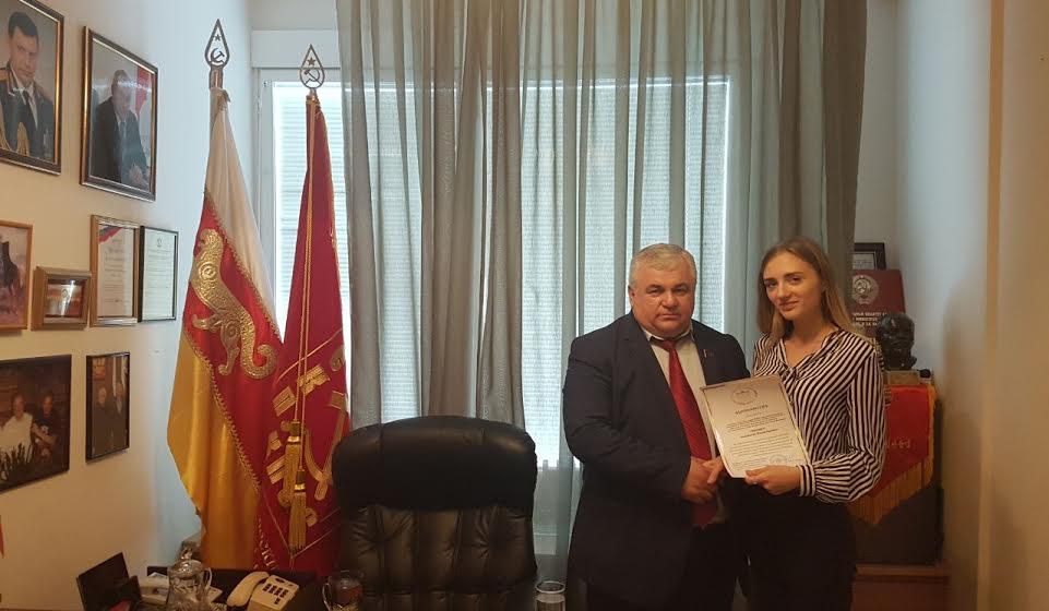 К.К. Тайсаев вручил студентам Российской Академии народного хозяйства, проходящим учебную практику в Государственной Думе, благодарственные письма