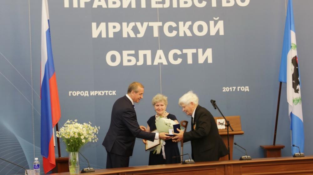 Медали "За любовь и верность" вручил губернатор-коммунист Сергей Левченко 43 семейным парам