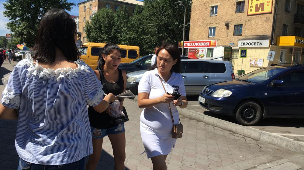 Республика Тыва. В Кызыле коммунисты провели акцию "Из рук в руки"