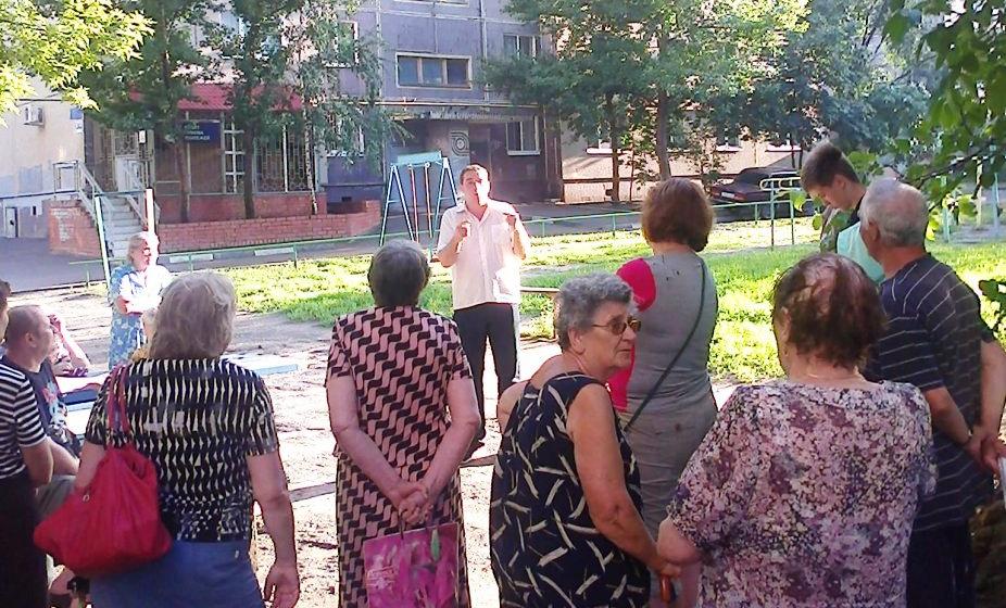 "Нет – коммунальному произволу!". Депутат-коммунист Александр Анидалов встретился с избирателями в одном из дворов города Саратова