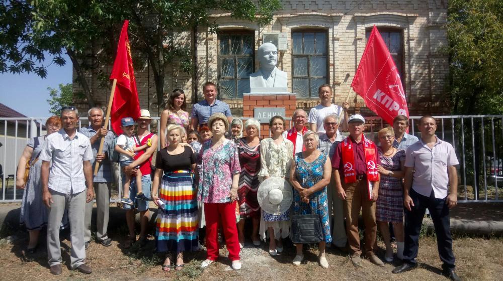 Волгоградская область. В Средней Ахтубе открыли бюст В.И. Ленина