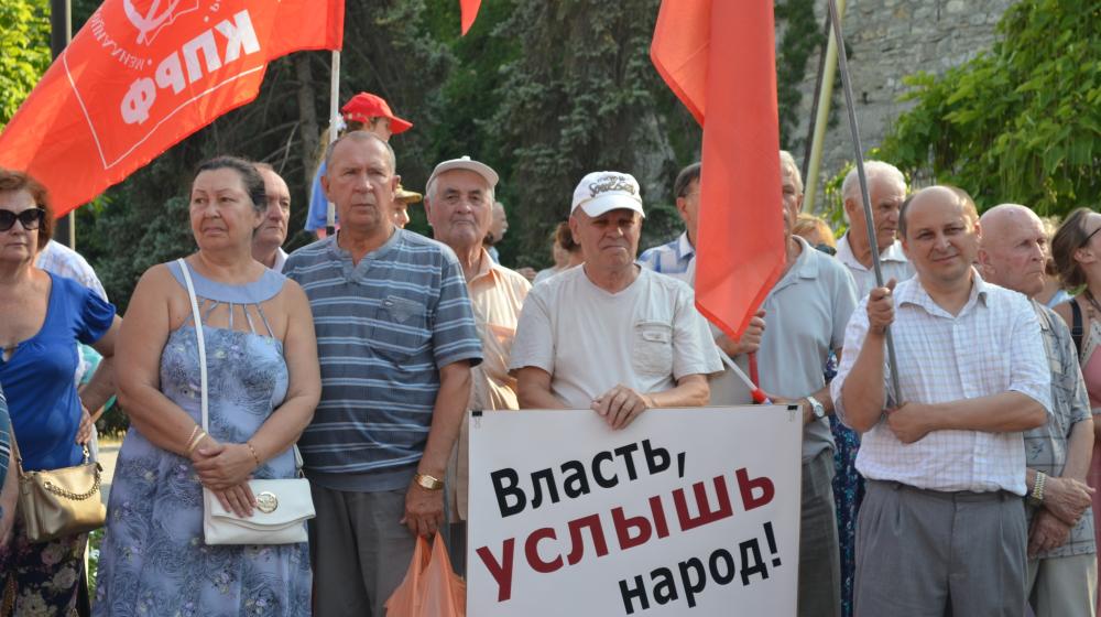 Антисоветизм в Севастополе не пройдёт: севастопольцы вышли на митинг против памятника примирению