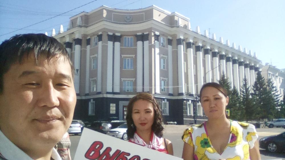 "Выборы - фикция!". В Улан-Удэ продолжаются пикеты против «выборов без выбора», в поддержку кандидата от КПРФ Вячеслава Мархаева.
