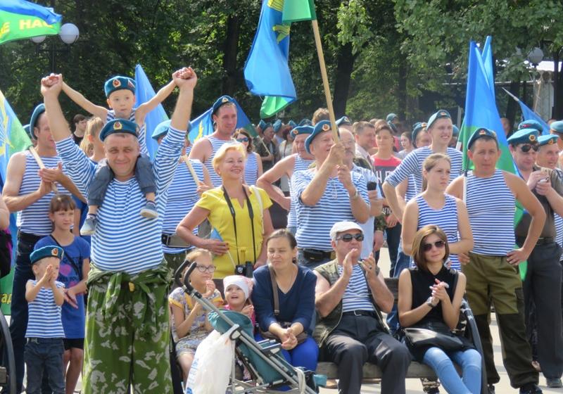 «Пусть сегодня содрогнется весь империалистический мир!». А.Е. Локоть выступил на празднике десантников в Новосибирске