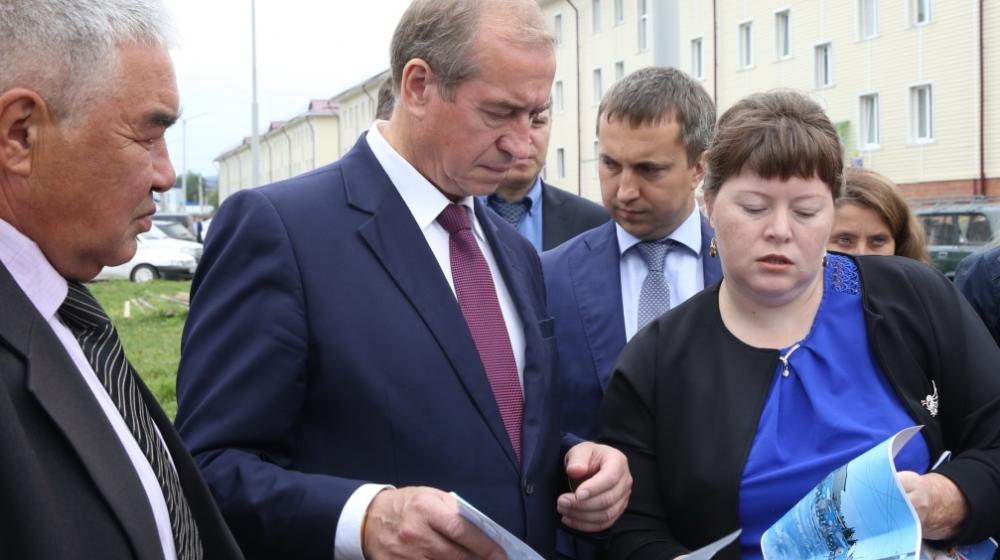 Губернатор-коммунист Сергей Левченко дал поручение расширить детскую площадку в микрорайоне, который построен для детей –сирот