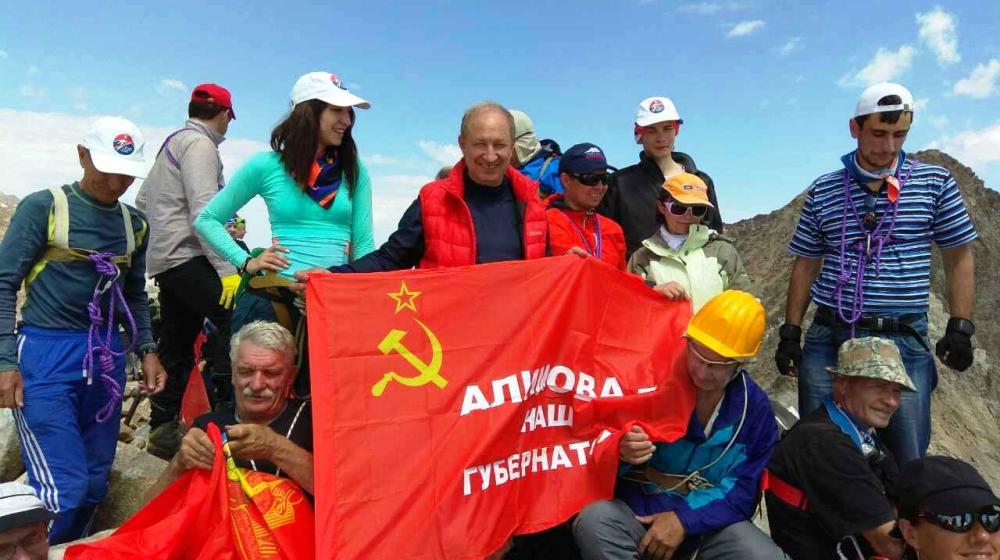 Валерий Рашкин, осуществляющий с командой альпинистов восхождение на Эльбрус, передал: "Привет Саратову и лично кандидату в губернаторы Саратовской области Ольге Алимовой с Кавказских гор, вершины Виатау (3740м)!"