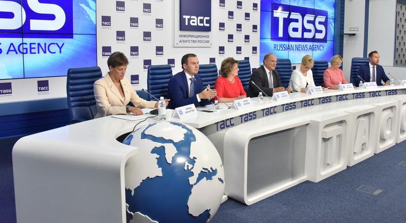 ТАСС - пресс-конференция Г.А.Зюганова и группы женщин - депутатов региональных парламентов