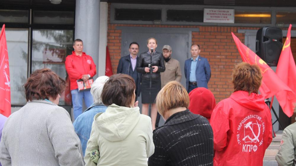 Карельские коммунисты провели митинг в городе Питкяранта в знак протеста против "оптимизации" школ
