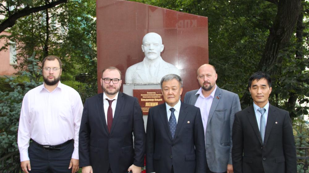 Первый секретарь Приморского крайкома КПРФ Анатолий Долгачев встретился с новым генеральным консулом КНДР во Владивостоке товарищем Зо Сек Чхолем
