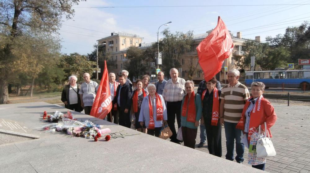 В Волгограде и области коммунисты возложили цветы в День окончания Второй мировой войны