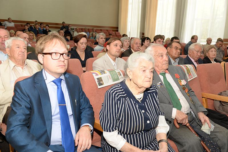 «Красный мэр» Анатолий Локоть встретился с активом областной партийной организации