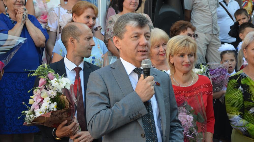 Дмитрий Новиков и Роман Кияшко поздравили севастопольских школьников, родителей и учителей с Днём знаний