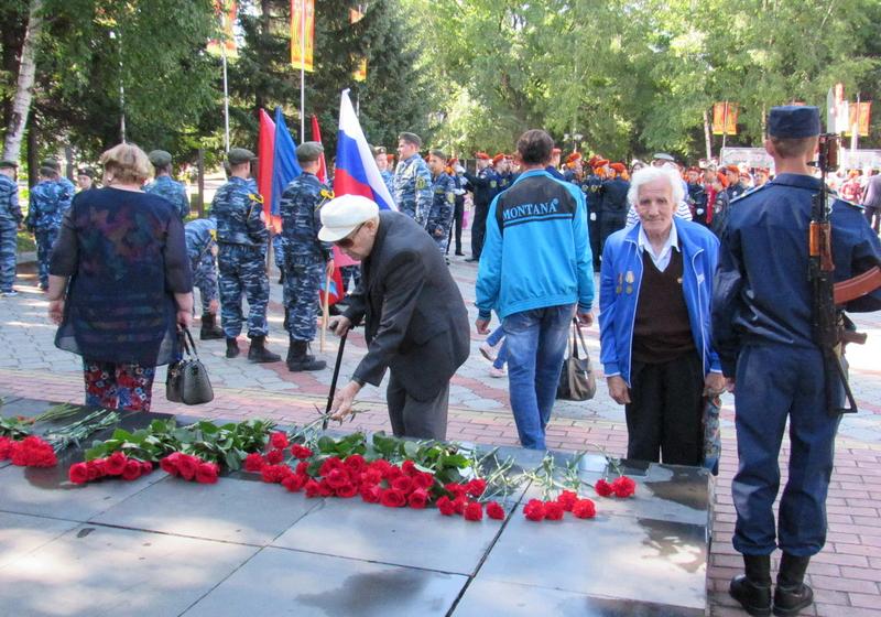 Еврейская АО. В Биробиджане коммунисты возложили цветы к вечному огню и портрету Сталина
