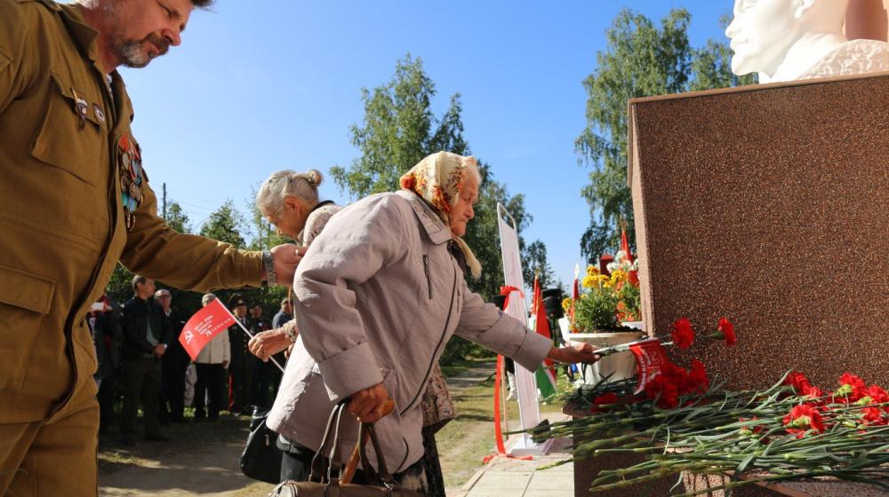 Вечно живой. Свердловские коммунисты установили памятник Владимиру Ильичу Ленину