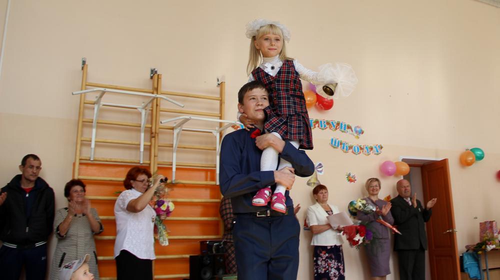 Томская область. Наталья Барышникова поздравила с Днём Знаний учеников Каргалинской школы