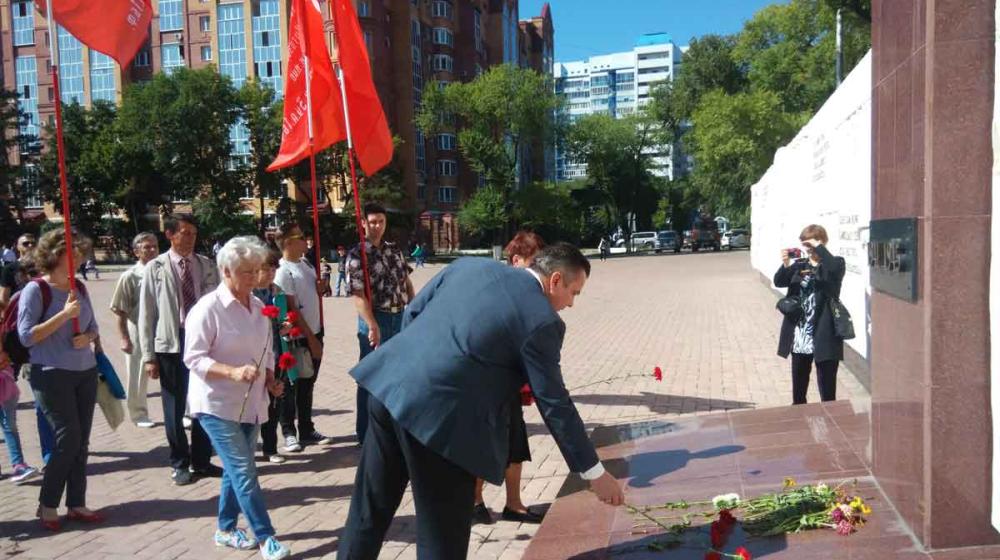 Амурская область. Благовещенские коммунисты возложили цветы к памятнику павшим воинам