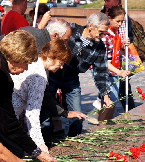 72-ю годовщину окончания Второй мировой войны ивановские коммунисты отметили митингом у памятника Героям Фронта и Тыла