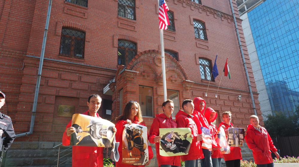 Свердловские коммунисты пикетировали консульство США