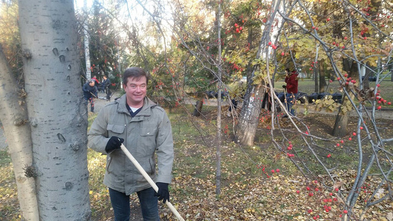 Новосибирск. Коммунисты провели осенний субботник в сквере Героев Революции 