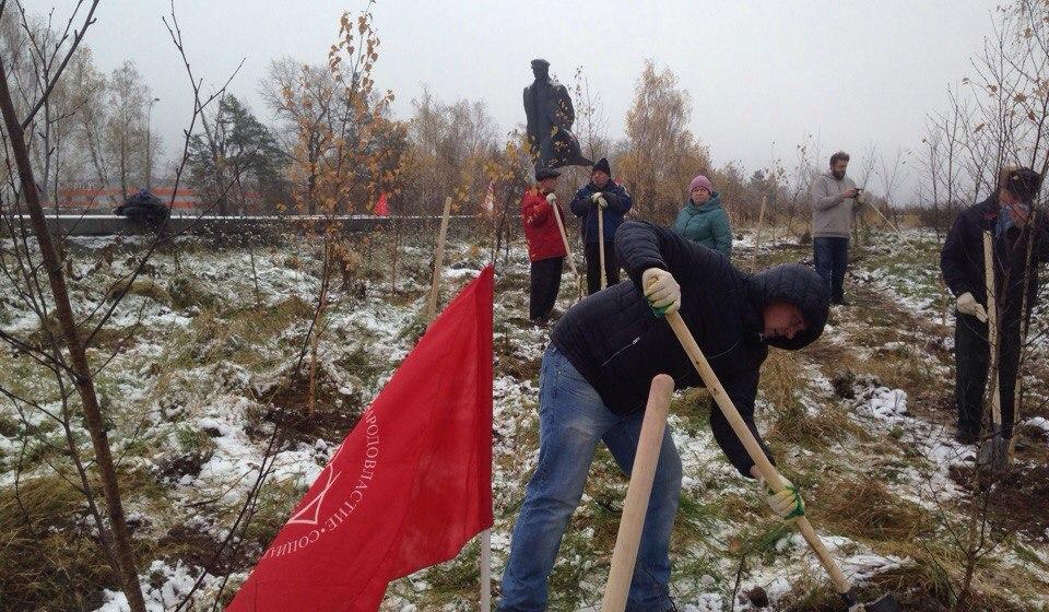 В Ленинском районе Московской области коммунисты провели субботник у памятника Шагающий Ленин