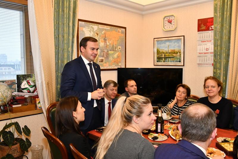 В преддверии Великого Октября Г.А. Зюганов наградил группу российских журналистов памятными медалями