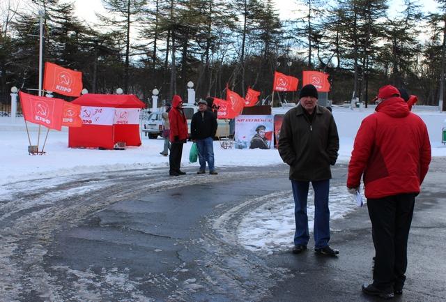 В Магадане прошел агитационный пикет КПРФ