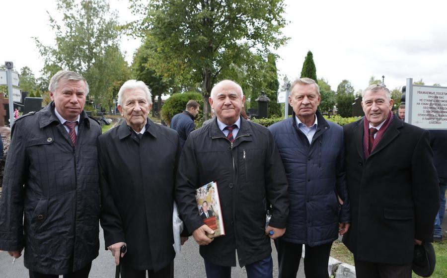 Делегация ЦК КПРФ возложила цветы к могиле Ю.Д. Маслюкова