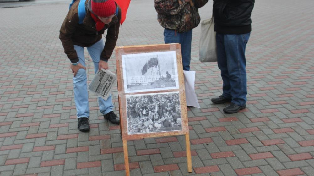 Тюменские коммунисты провели пикет в память о защитниках Советской власти в октябре 1993 года
