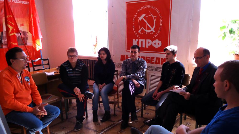 Оренбургская область. Новотроицкие коммунисты и комсомольцы выполняют завет Ленина: учиться, учиться и учиться