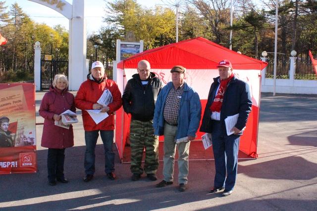 Магаданские коммунисты провели серию пикетов в память защитников Белого дома
