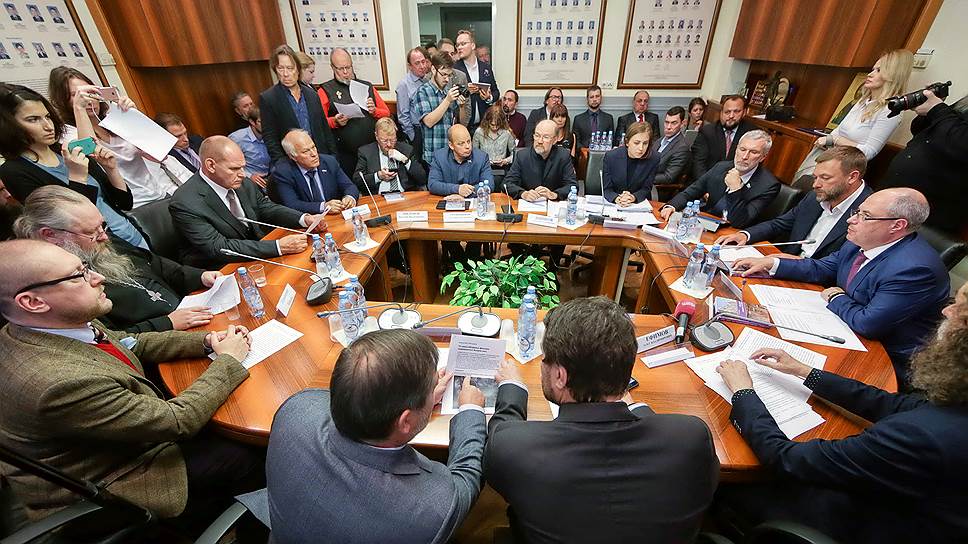 "С поправкой на веру". Над чем работает депутатская группа по защите христианских ценностей Госдумы